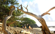 ChallengeForChange đến đảo tiền tiêu Hòn Khoai, các chiến sĩ 'đối đầu' thử thách dọn rác