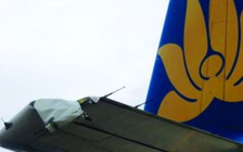 Đuôi máy bay Vietnam Airlines rách nghi do va cột đèn tại Tân Sơn Nhất