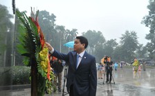 Ông Nguyễn Đức Chung dẫn đầu đoàn đại biểu Hà Nội dâng hoa tại tượng đài Lênin