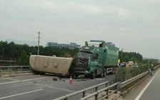 Container đâm xe khách, cao tốc Nội Bài - Lào Cai ách tắc 2 giờ