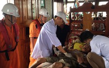 Cấp cứu thuyền viên bị tời đập nguy kịch trên biển