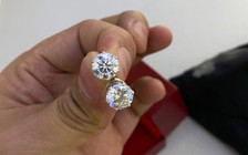 Khách nước ngoài bỏ quên kim cương trên máy bay