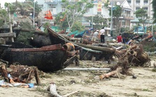 Vùng biển Thanh Hóa tan hoang, nhiều bản miền núi bị cô lập sau bão số 10