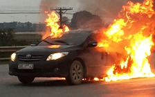 Xế hộp bốc cháy ngùn ngụt trên quốc lộ 1A