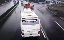 Xe khách va chạm xe cứu hỏa: 'Tình huống quá cấp bách, tôi không kịp xử lý'