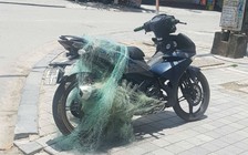 Cảnh sát giao thông Thanh Hóa bắt một nam thanh niên mang theo súng