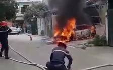 Xe Ford đang đậu trên đường phố bỗng dưng bốc cháy dữ dội