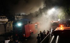 Cửa hàng hoa đám cưới cháy ngùn ngụt trong đêm