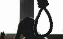 Kế toán xã chết trong tư thế treo cổ tại nhà riêng