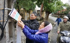 Hơn 1.500 người dân ra quân bóc, xóa tờ rơi mặc thời tiết giá rét