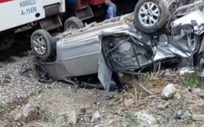 Xe Innova 7 chỗ bị tàu hỏa đâm văng 20 m, 3 người nhập viện cấp cứu