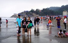 Biển Sầm Sơn bất ngờ đón hàng ngàn du khách ngày mồng 5 Tết
