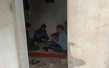 Cán bộ đánh bài trong lúc trực tại chốt kiểm dịch tả lợn châu Phi