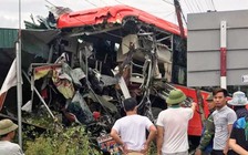 Xe khách đâm vào nhà dân, tài xế bị thương nặng