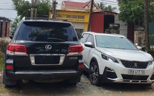 Công an tạm giữ 2 xe sang để điều tra vụ côn đồ đập phá cổng làng