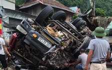 Thanh Hóa: Xe tải lật khi xuống dốc, hai bố con tài xế thương vong