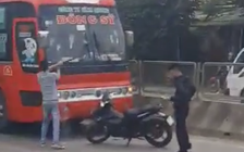 Hai thanh niên hung hãn chặn đầu, đập phá xe khách trên quốc lộ 1A