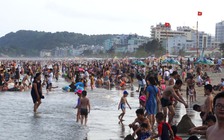 Thanh Hóa mở cửa các khu du lịch biển nhưng du khách không được tắm biển