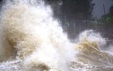 Bão số 2 đổ bộ gây sóng rất lớn ở vùng biển Thanh Hóa