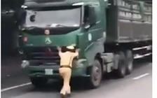 Tài xế chở quá tải nhấn ga, CSGT đứng trước xe phải chạy lùi hàng chục mét