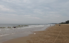 Nam sinh vừa thi vào lớp 10 cùng bạn đi tắm biển bị đuối nước