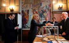 Ông Macron tạm dẫn trước bà Le Pen trong khảo sát ngoài phòng phiếu