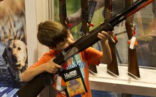 Nghịch súng, bé 2 tuổi bắn chết chị họ 7 tuổi