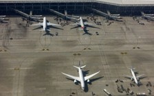 Bà cụ ném tiền xu vào động cơ máy bay để… cầu may ở Trung Quốc