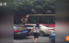 Va chạm giao thông, 'đả nữ' hỗn chiến với tài xế xe buýt ở Trung Quốc