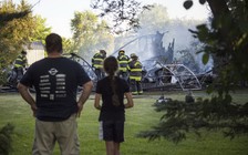 Dùng pháo hoa bắn tổ ong, thiêu rụi cả gara