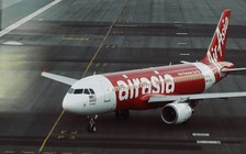 Hành khách cố mở cửa thoát hiểm máy bay Air Asia