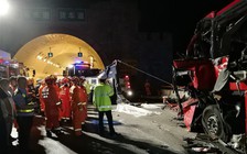 Xe khách lao vào cửa hầm đường cao tốc ở Trung Quốc, 36 người thiệt mạng