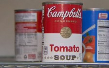 Quyên góp đồ hộp, góp nhầm 57 triệu đồng tiền cất giấu