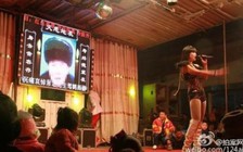 Trung Quốc đau đầu trước nạn múa thoát y ở đám tang