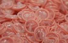 Bộ trưởng y tế Zimbabwe chê bao cao su Trung Quốc nhỏ