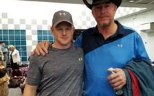 Những người bất chấp hiểm nguy níu giữ hành khách bị hút khỏi máy bay