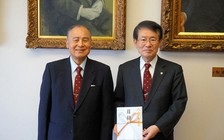 Không vào đại học vì nghèo, cụ ông 80 tuổi quay lại giúp giới trẻ