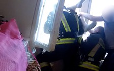 Hy hữu: cứu hỏa Latvia túm người rơi giữa không trung