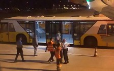 Máy bay hạ cánh khẩn cấp vì hành khách… bốc mùi