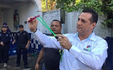 Bị thu súng, cảnh sát Mexico trang bị... ná để chống tội phạm