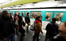 Tàu điện ngầm Paris mất điện, nhiều hành khách sơ tán khẩn cấp
