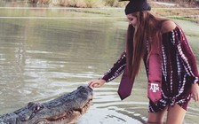 Rợn người nữ sinh chụp hình tốt nghiệp với cá sấu
