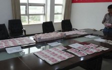 Cha, ông nội in tiền giả để giúp bé gái trị bệnh