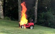 Cháy xe hơi đồ chơi, 2 bé suýt thiệt mạng