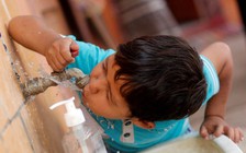 Gần 50% học sinh trên thế giới thiếu nước sạch, nhà vệ sinh