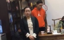 Hiệu trưởng pha nước vào sữa của trẻ để trục lợi