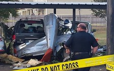 Máy bay lao xuống bãi đậu xe ở Mỹ, ít nhất 2 người thiệt mạng