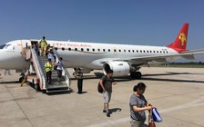 Bà cụ ném tiền xu vào động cơ máy bay để… cầu may