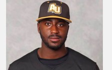 Huấn luyện viên bị bắt vì ‘đụng chạm không phù hợp’ với nữ sinh