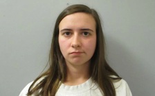 Cô giáo gửi hình khỏa thân cho 2 nam sinh đối diện án tù